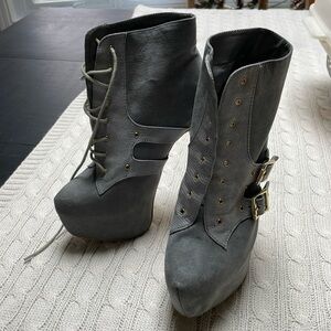 Sophia & Lee gray platform high heeled boots. 6.5” heel, 3” platform. Suede